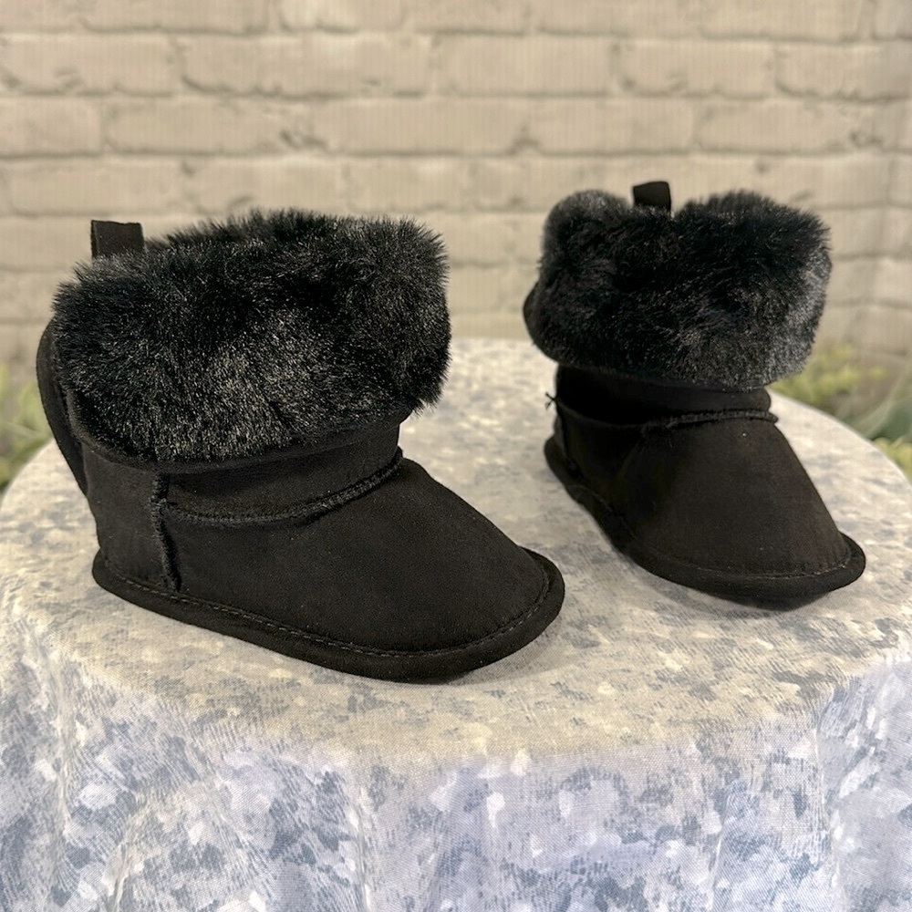 First Steps by Stepping Stones Black Faux Fur Cozy Boots Baby Girls size 4🖤EUC